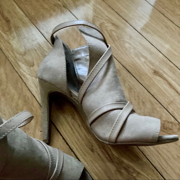 Christian Siriano tan open toe stiletto heels 71/2 - Picture 2 of 6